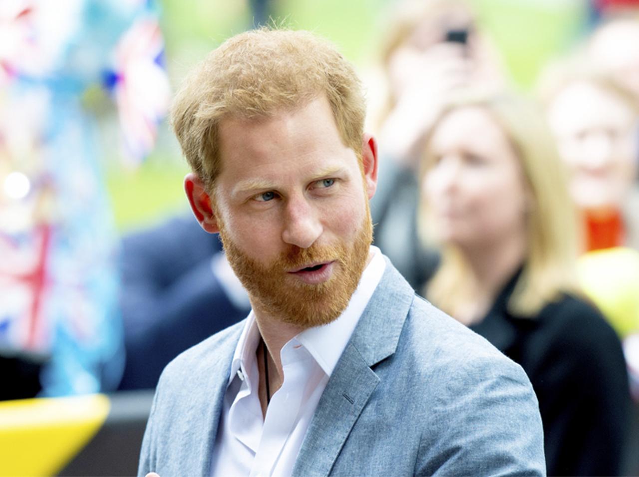 “新米パパ”ヘンリー王子、エコノミー席で「お疲れの様子」が目撃される