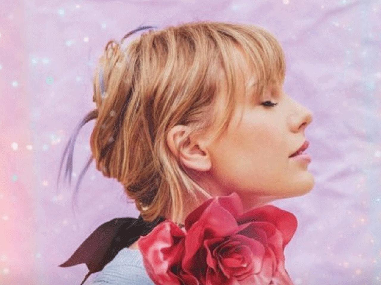 テイラー・スウィフト、新曲に合わせた蝶のオフショルが可愛すぎる♡