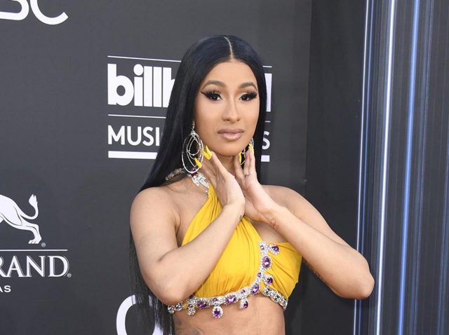 カーディ・B、「アソコが見えた」と騒ぐ声に『実物』を見せながら解説