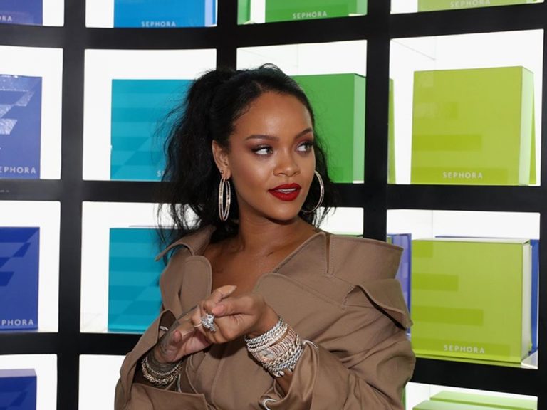 リアーナ、1年前にヒントを出していた‘あるもの’をついにお披露目