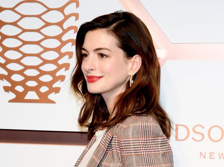 アン・ハサウェイが明かす、「一流キャリアを築く方法」とは?