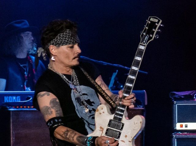 ジョニー・デップのライブに「サプライズ出演」したゲストが大物すぎる【写真アリ】