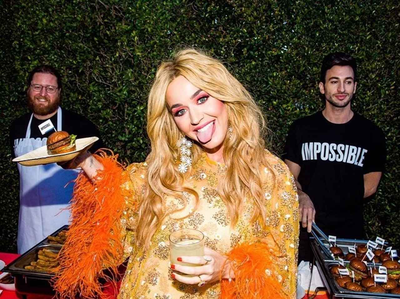 ケイティ・ペリー、新曲「Never Really Over」のMVでは大草原で大はしゃぎ