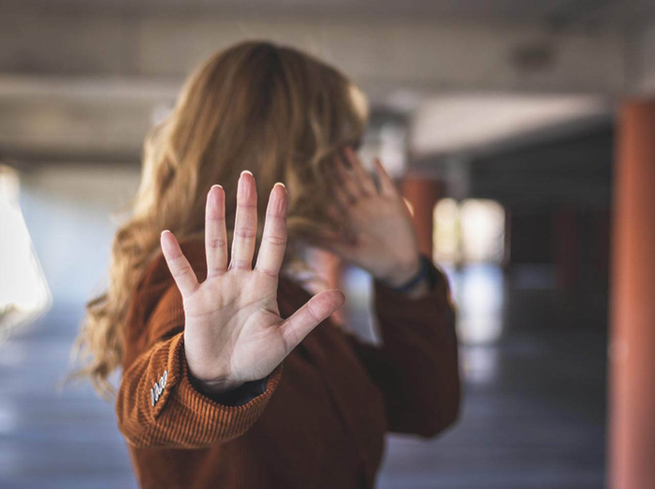 「乳がんチェックと称して…」人気女性司会者、10代で受けた継父による性暴力を告白