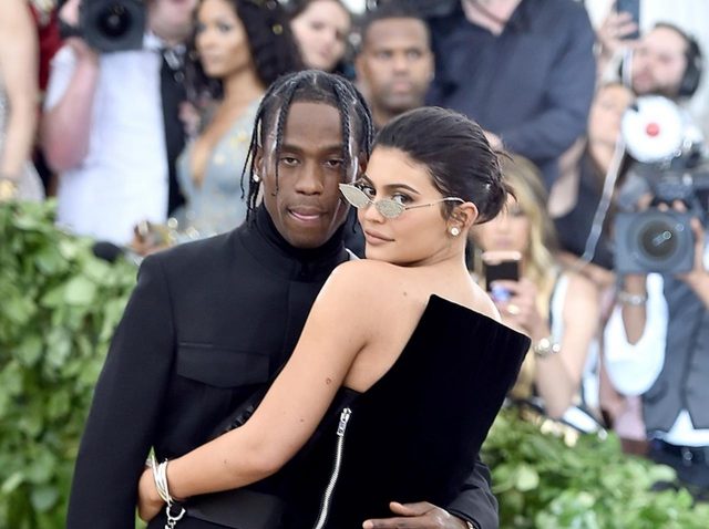 カイリー・ジェンナー、自分の手で恋人に永遠の愛の証を入れる