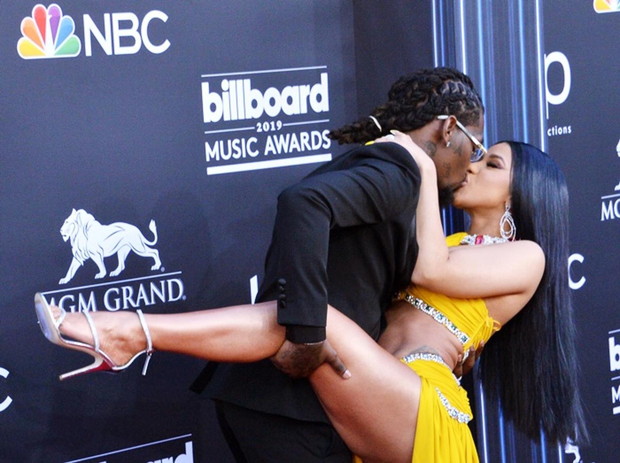 カーディ・B、カメラの前でオフセットと「ヤりたい放題」【ビルボード2019】