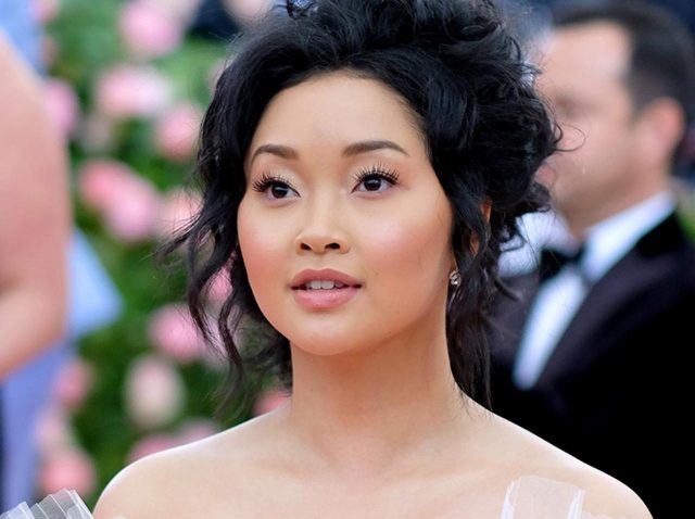 ラナ・コンドル、巨大ドレスのせいでハプニングに巻き込まれる【メットガラ2019】