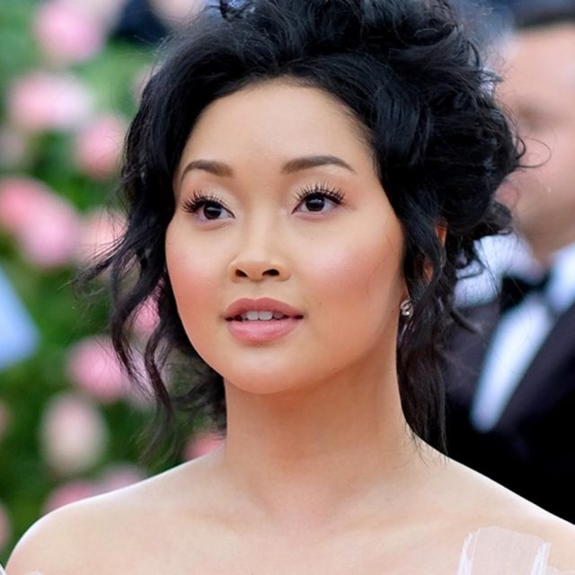 ラナ・コンドル、巨大ドレスのせいでハプニングに巻き込まれる【メットガラ2019】
