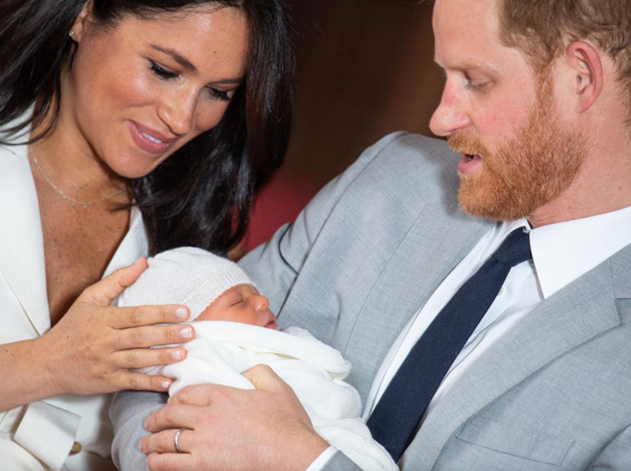 第1子「アーチー」お披露目会見で父ヘンリー王子が見せた”型破りな行動”とは？