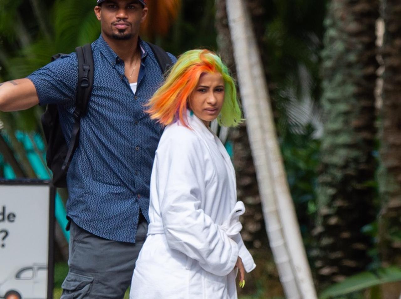 カーディ・B、すっぴん＆バスローブ姿で「まさかの場所」に足を運ぶ