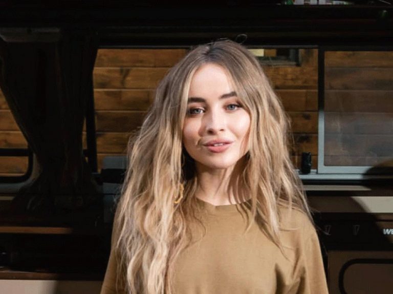 サブリナ・カーペンター、注目のサファリカラーコーデがおしゃれ♡