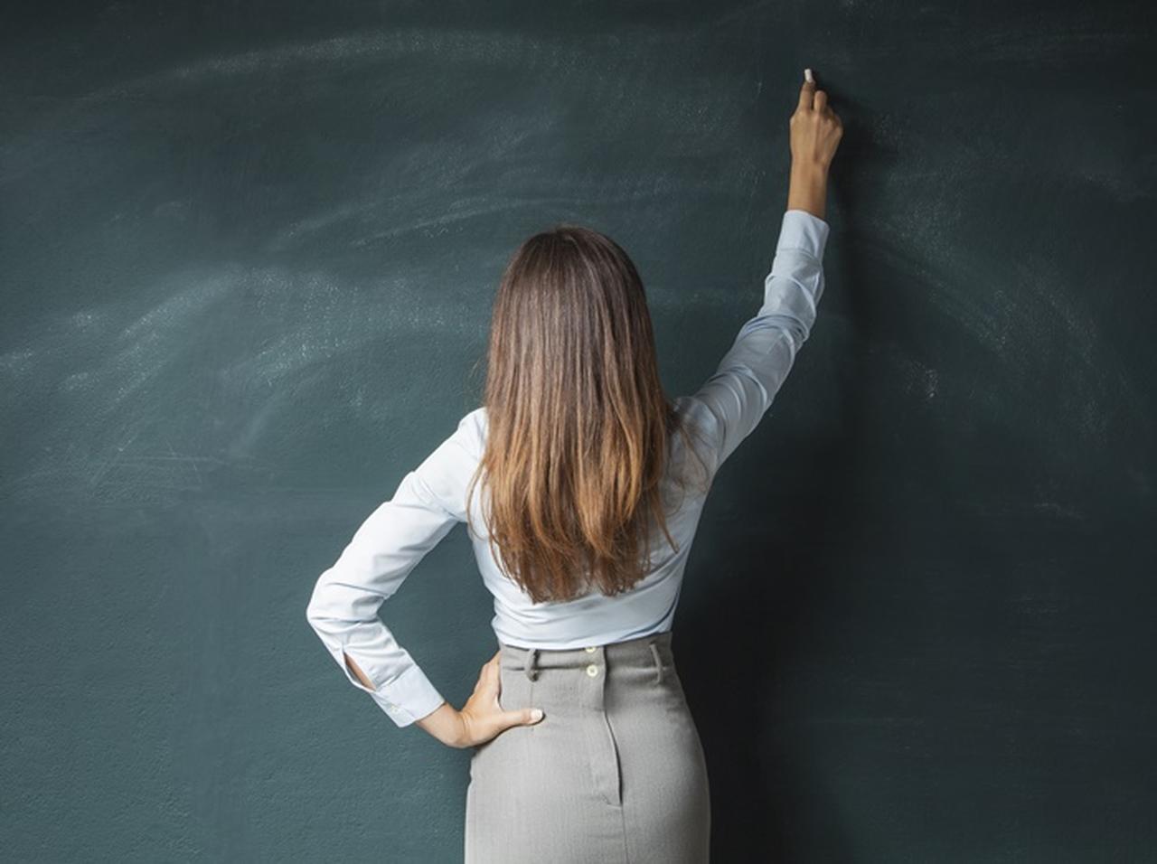 「ヌード写真流出」でクビになった女性教師、思わぬ『反撃』に出る