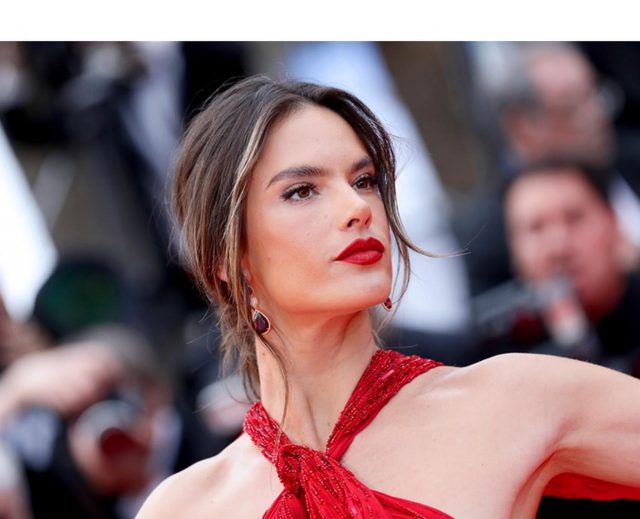 アレッサンドラ・アンブロジオ、「脚のつけ根」まで見えるドレスにハラハラ