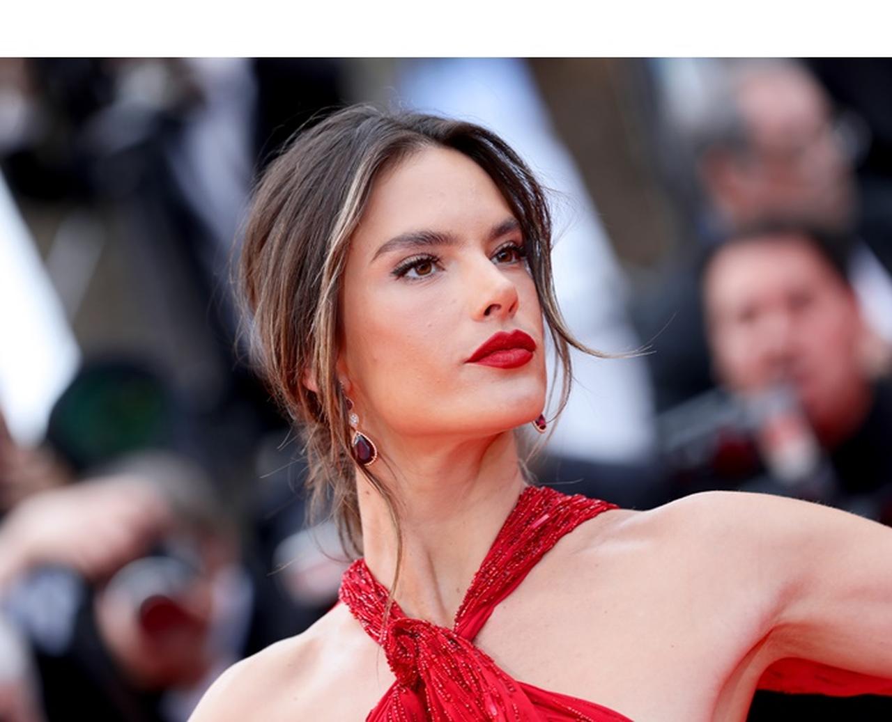 アレッサンドラ・アンブロジオ、「脚のつけ根」まで見えるドレスにハラハラ