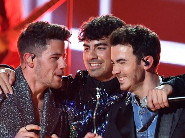 ジョナス・ブラザーズ、10年ぶりに授賞式でパフォーマンスを披露【ビルボード2019】