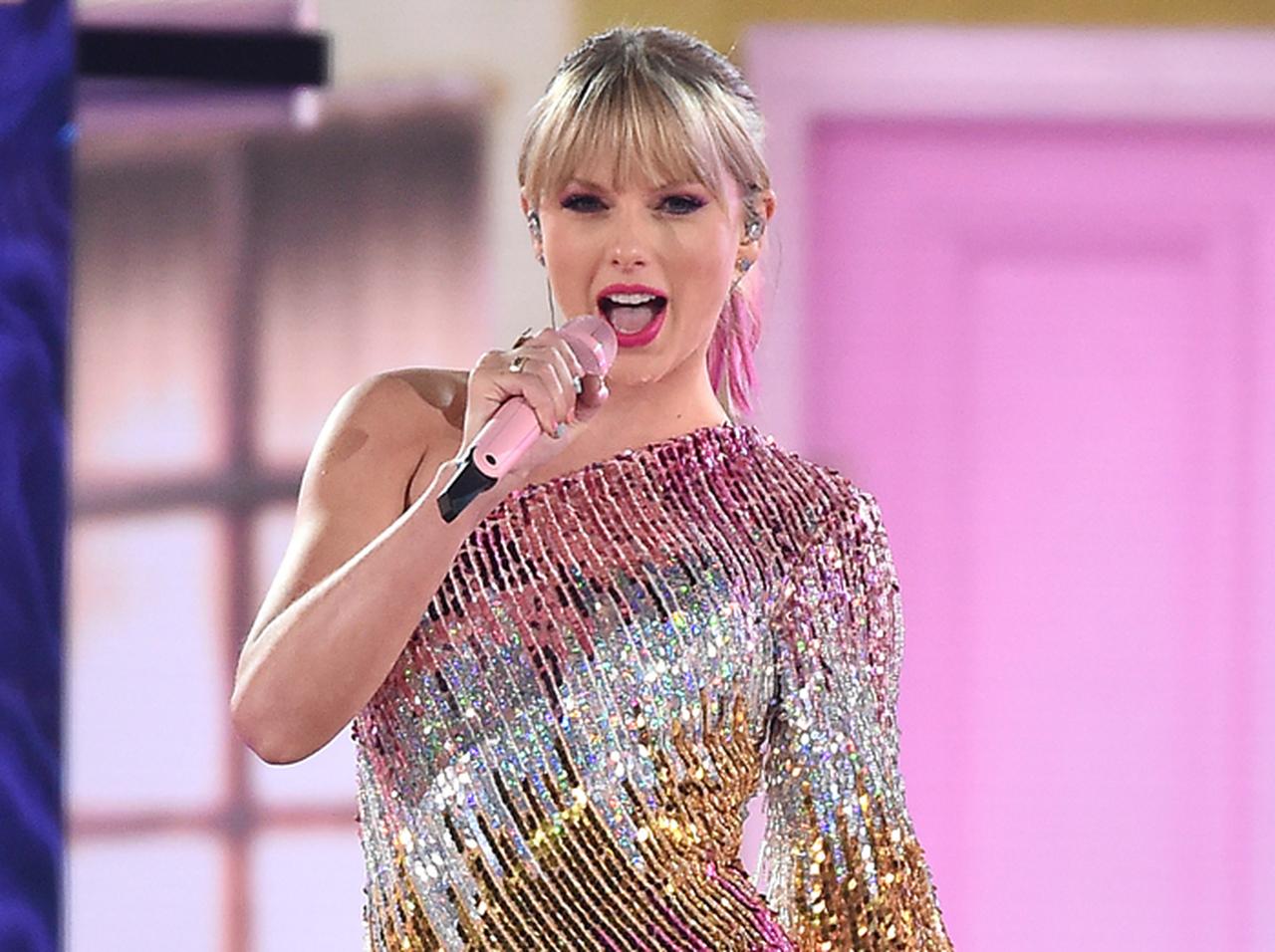 テイラー・スウィフトが「元カレの現妻」とサプライズ共演！まさかの双子へア披露