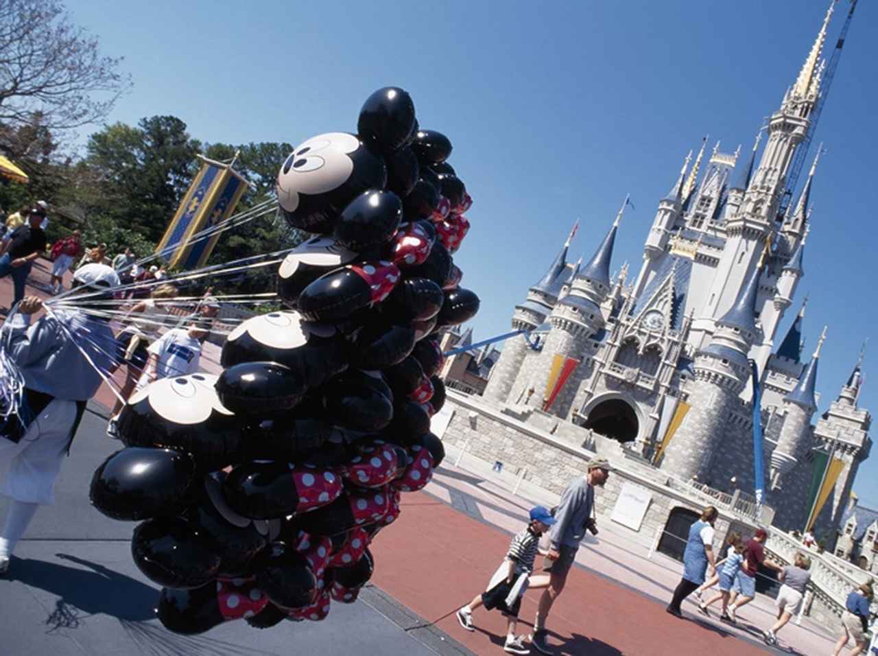 ディズニーランド、キャストが「夢をぶち壊す容疑」で捕まる