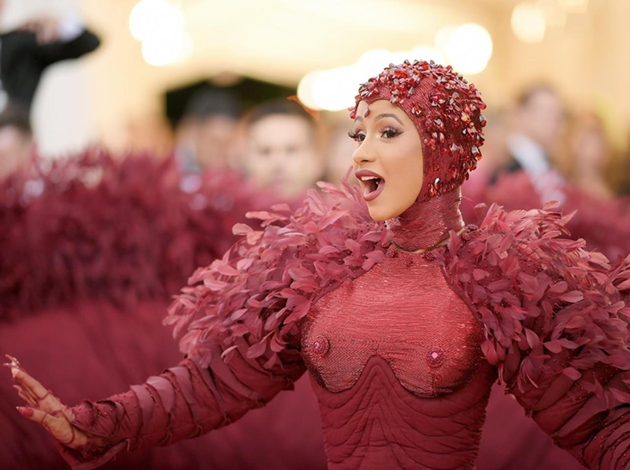 カーディ・B、「デコ乳首」に“女性器を強調”したドレスで話題をかっさらう【メットガラ2019】