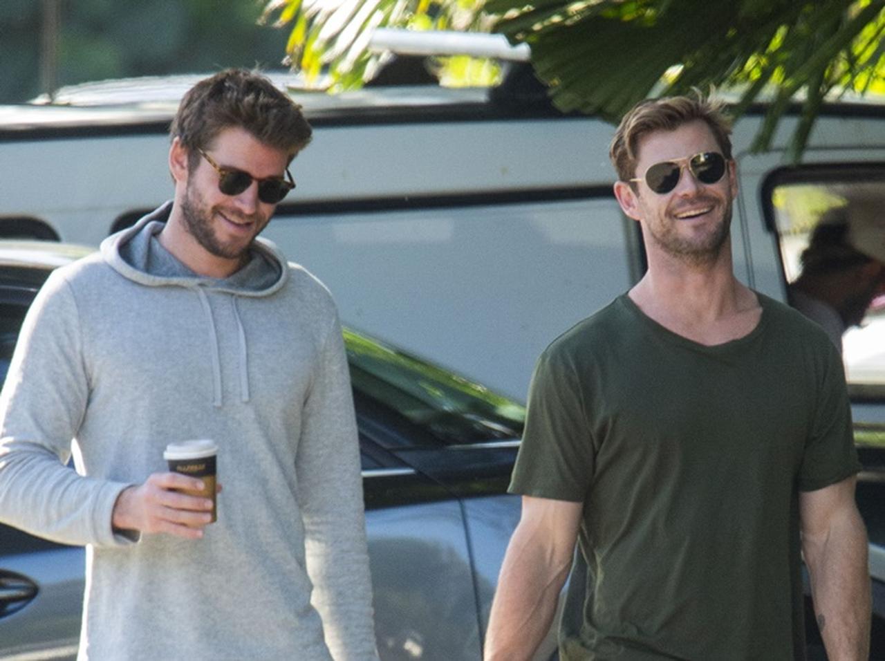 クリス・ヘムズワース、弟リアムと散歩中に「元カノ」にばったり遭遇【写真アリ】