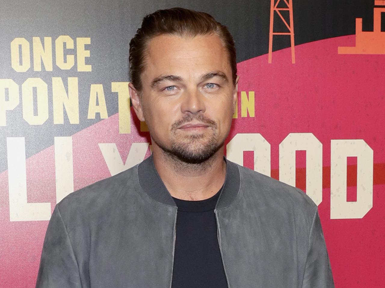 レオナルド・ディカプリオ、23歳年下恋人とまさかの「おそろいルック」披露