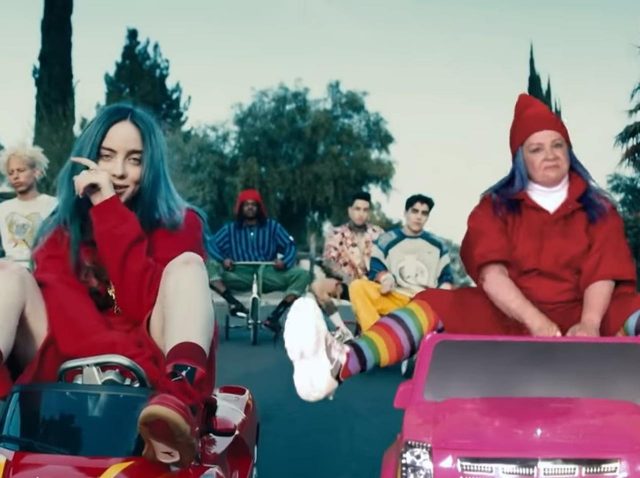 ビリー・アイリッシュ「バッド・ガイ」MVにコメディ女優が「侵入」、爆笑の嵐