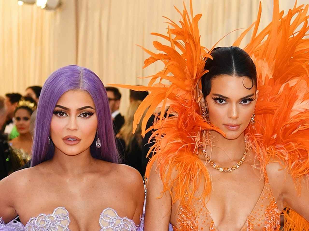 ケンダル、カイリー・ジェンナー姉妹、あのディズニーキャラクターに扮して登場【メットガラ2019】