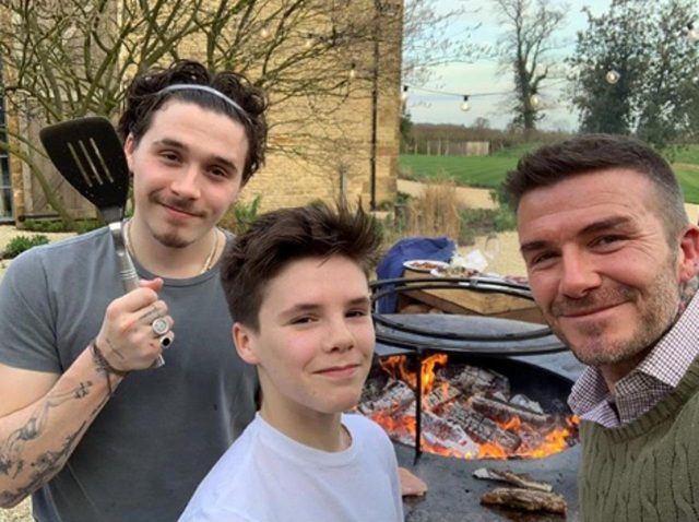 ベッカム家三男のクルス、ピアノで『ボヘミアン・ラプソディ』の名曲を優雅に演奏