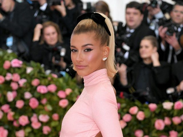 ヘイリー・ビーバー、「Ｔバック」丸見えのドレスでメットガラに参戦