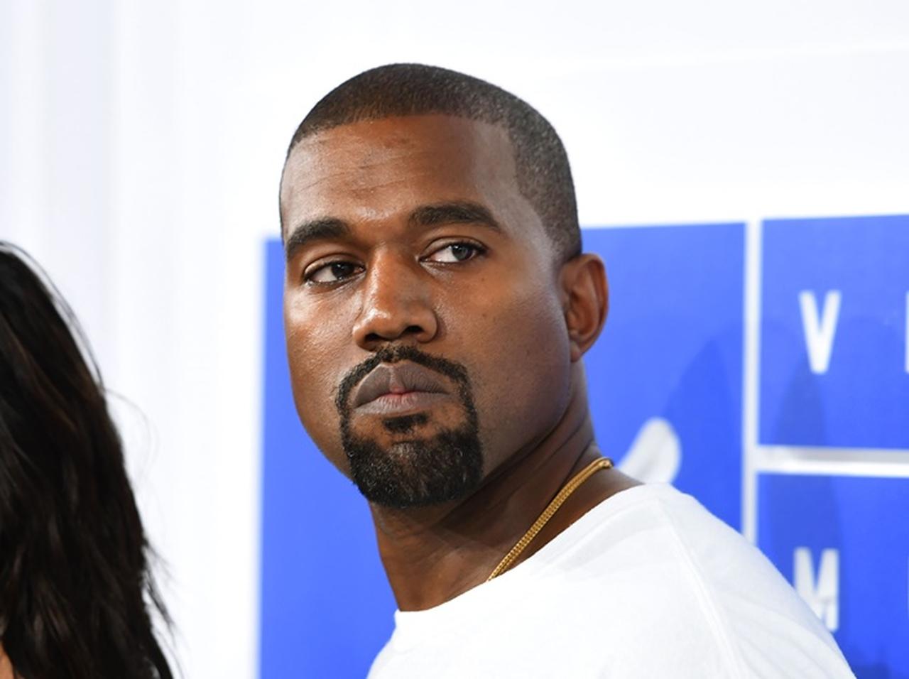 手錠をかけられ薬漬けにされる、カニエ・ウェストが「躁うつ」治療の壮絶な体験語る