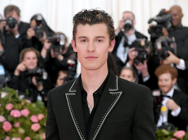 ショーン・メンデス、ファッションの祭典で「生首」を手渡される【メットガラ2019】