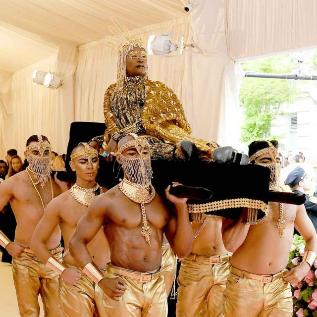 メットガラの歴史に残る来場シーン！ビリー・ポーターが「徒歩ゼロ」でレカペに降臨