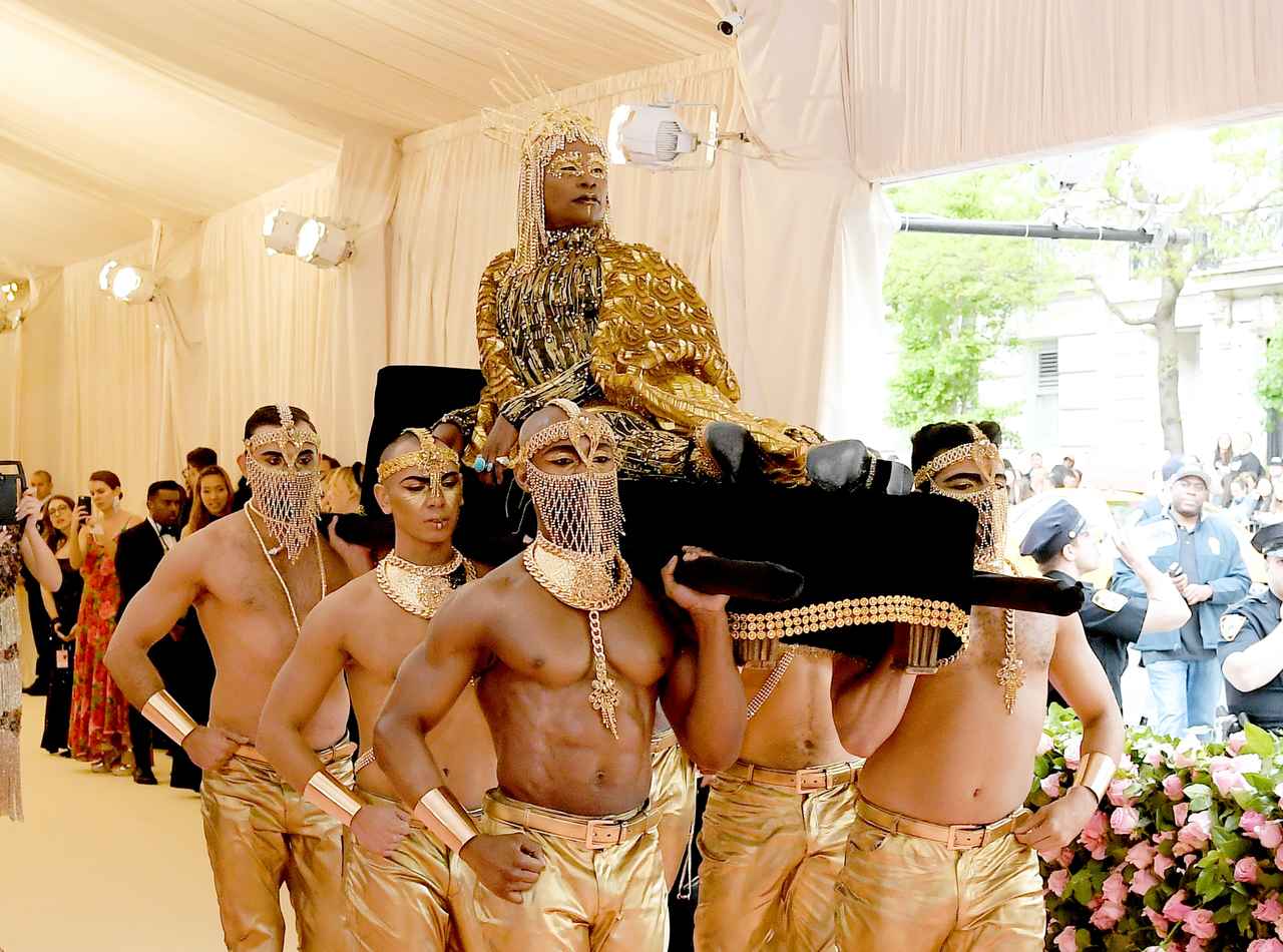 メットガラの歴史に残る来場シーン！ビリー・ポーターが「徒歩ゼロ」でレカペに降臨