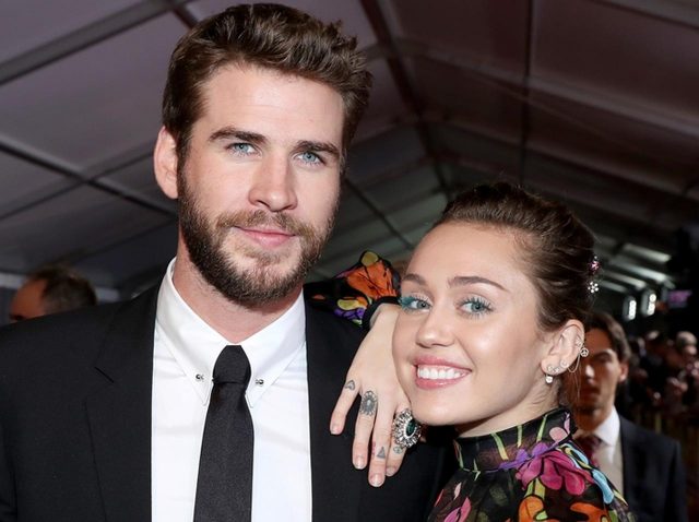 リアム・ヘムズワース、マイリー・サイラスの「懐かしソング」を歌いながら暴走