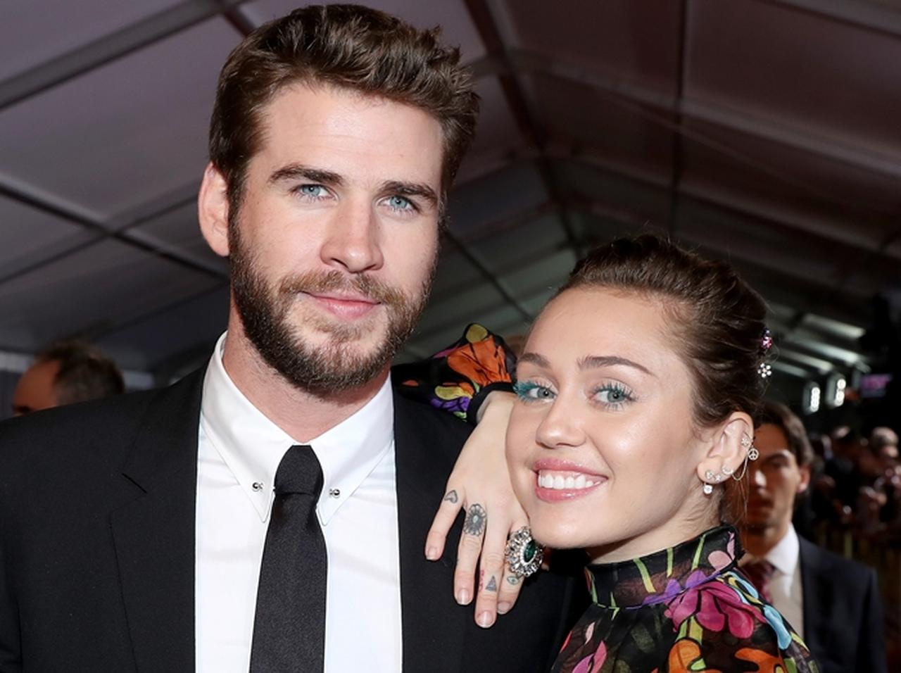 リアム・ヘムズワース、マイリー・サイラスの「懐かしソング」を歌いながら暴走