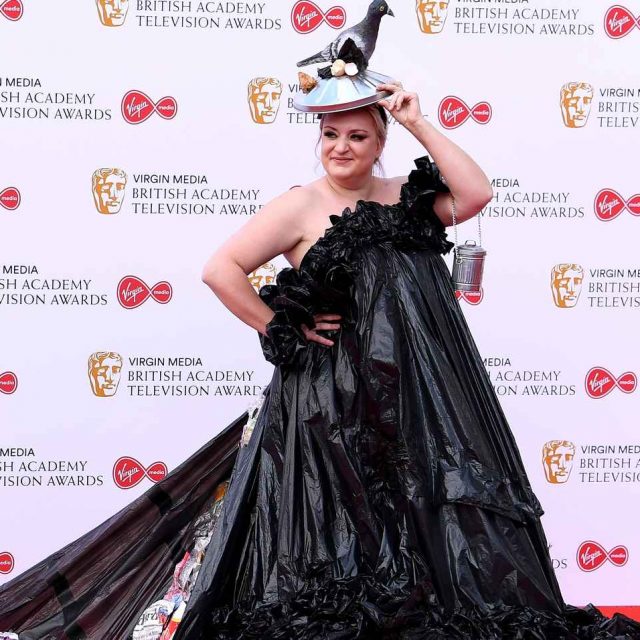 レッドカーペットに700円の「ゴミ袋」ドレスで登場、コメディ女優に喝采【BAFTA TV】