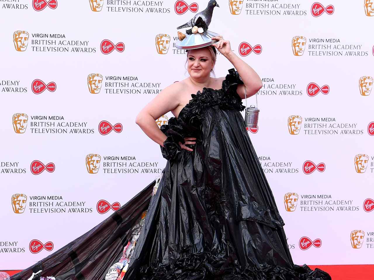 レッドカーペットに700円の「ゴミ袋」ドレスで登場、コメディ女優に喝采【BAFTA TV】