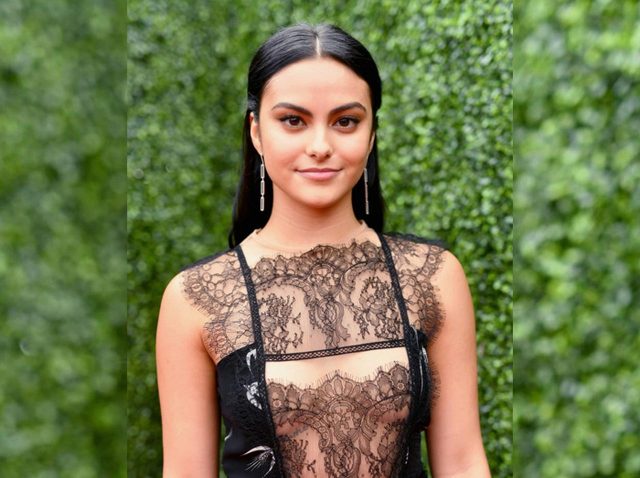 「ノーブラ派」カミラ・メンデスのブラのつけ方が反抗的すぎて言葉を失う