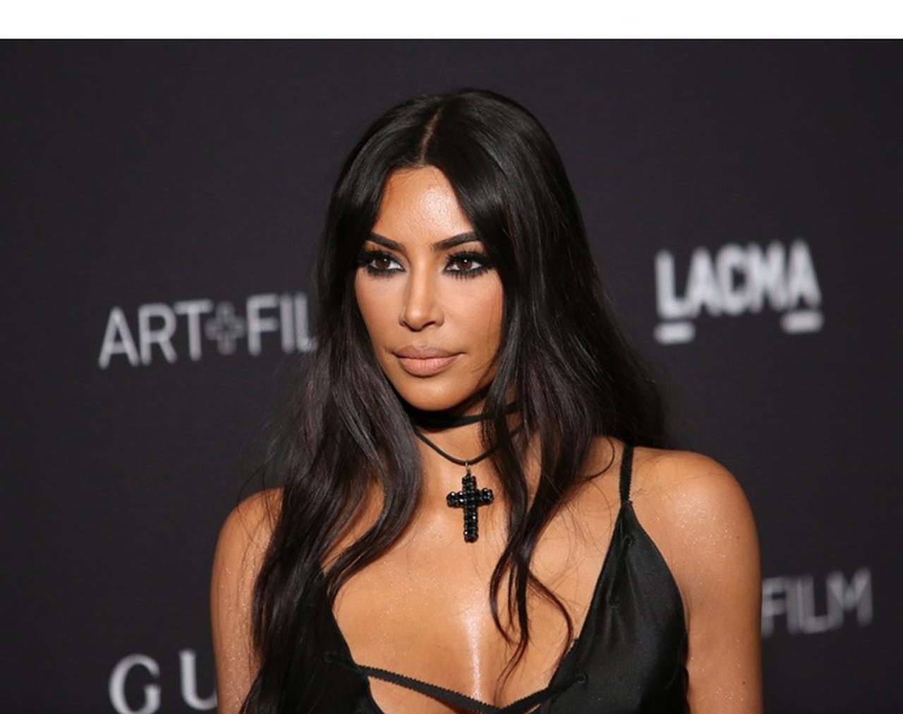 キム・カーダシアン、記念日の服装にパクり疑惑が浮上