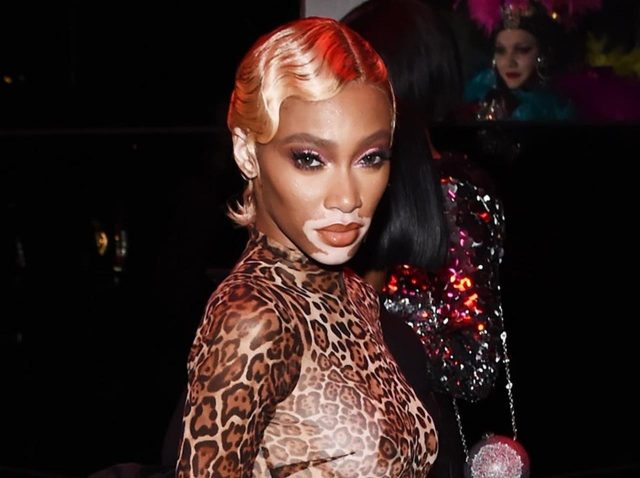 ウィニー・ハーロウ、「まだら肌」生かした“スケスケ”の全身タイツで女豹に変身【メットガラ後夜祭】