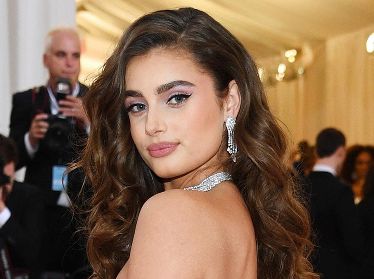 テイラー・ヒル、約4,000万円のネックレスを着用してメットガラに登場