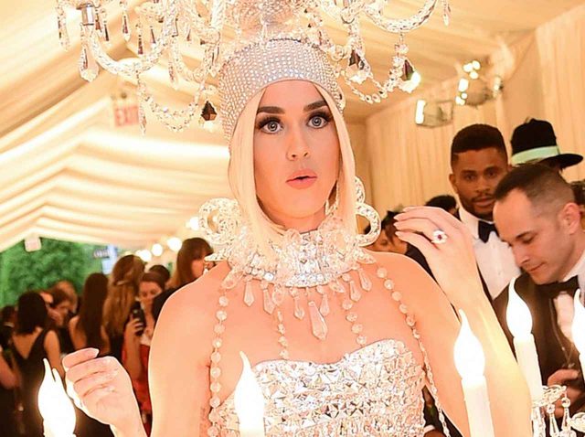 ケイティ・ペリー、『美女と野獣』のあのキャラそっくりの「仰天ドレス」で登場【メットガラ2019】