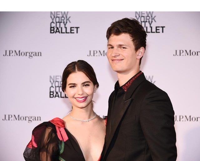 アンセル・エルゴート、半裸の自撮りを連投！恋人がお気に召したものは？