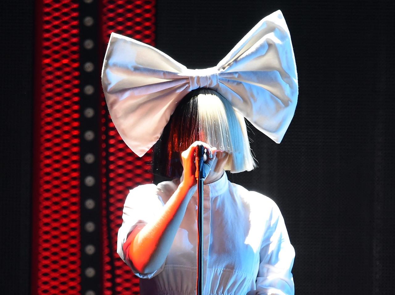 歌姫シーア、16歳の男の子を養子に迎えいれる準備を開始していることを告白