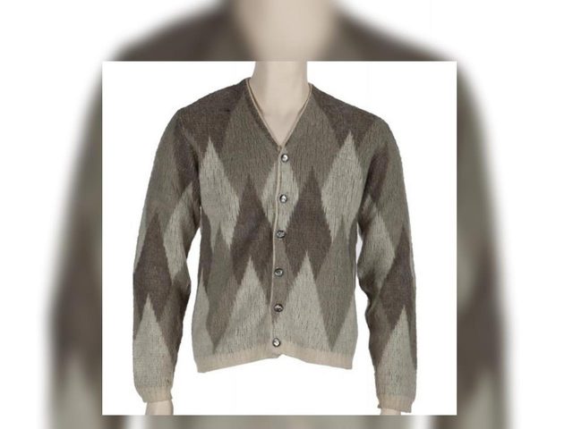 見た目はごく普通の“着古したカーディガン”が800万円で落札されたワケ