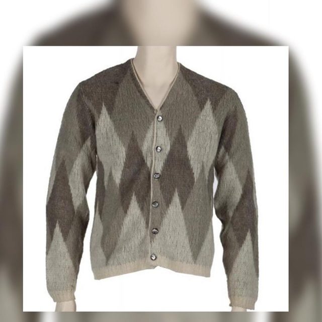 見た目はごく普通の“着古したカーディガン”が800万円で落札されたワケ