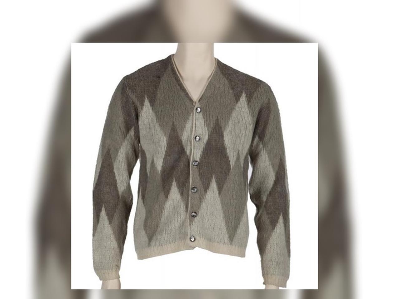 見た目はごく普通の“着古したカーディガン”が800万円で落札されたワケ