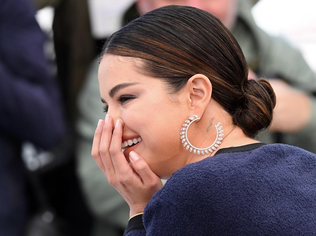 セレーナ・ゴメスのミディアム・ヘアが万能で可愛すぎる♡ヘアアレンジもチェック