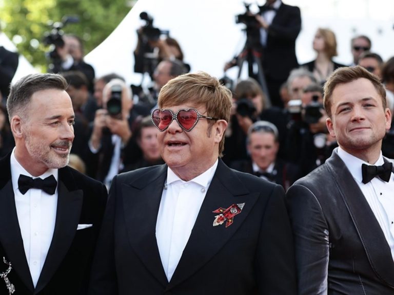 カンヌ国際映画祭、エルトン・ジョンの足元に現れた人影の正体は…