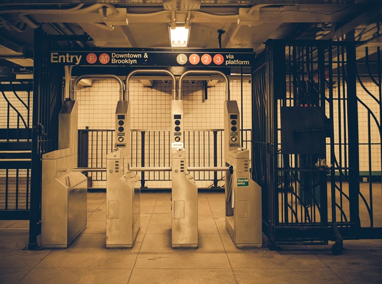 イケアがパリの地下鉄を大改造、ホームには大量の家具が