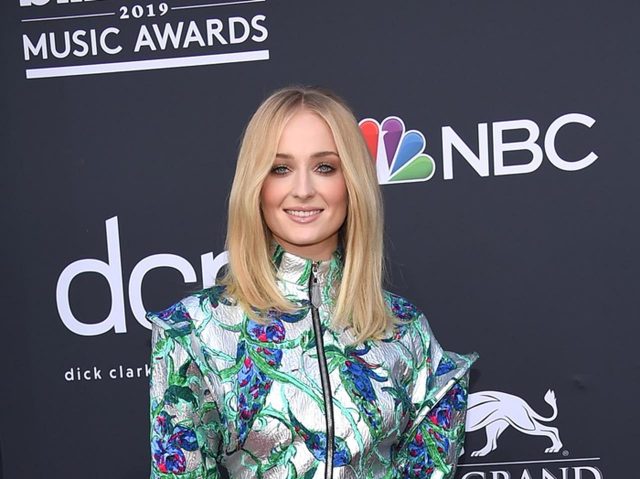 ソフィー・ターナー、婚約者とは別の男性とレッドカーペットに登場【ビルボード2019】